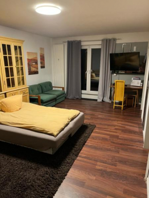 Apartment Rainer mit großen Parkplätzen vorm Gebäude